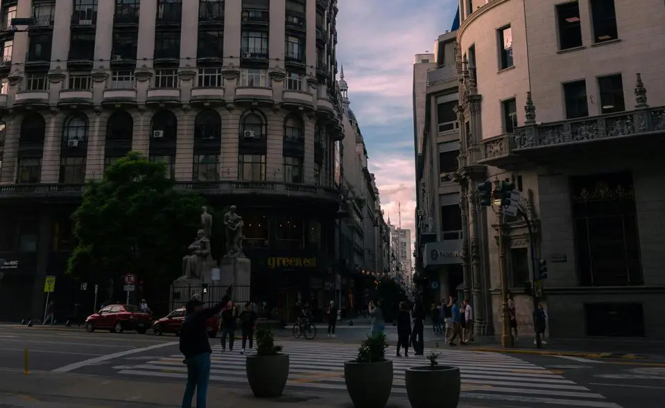 Paseo por calle Florida en Buenos Aires: qué ver y hacer