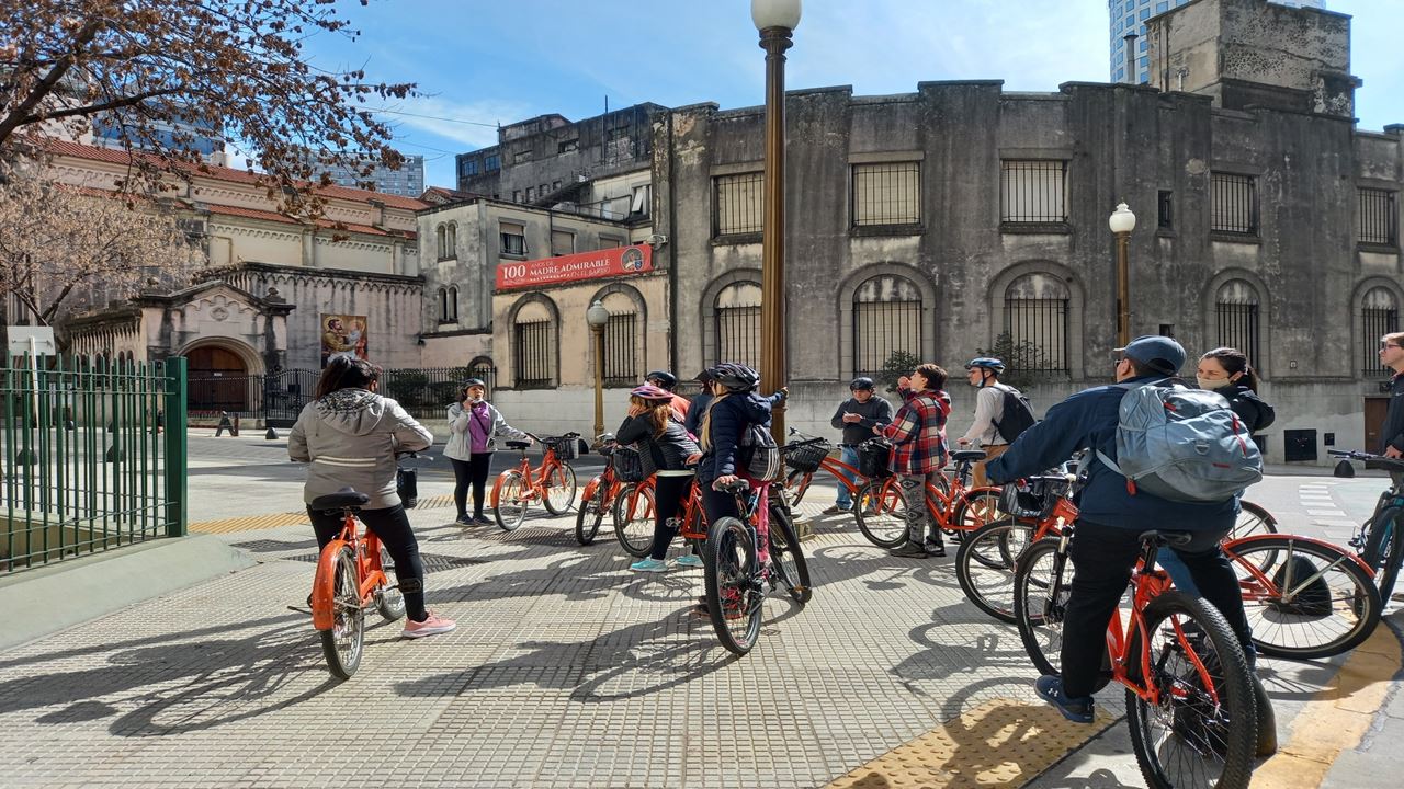 Tour En Bicicleta Migrantes Y Degustación De Comida Peruana (2)