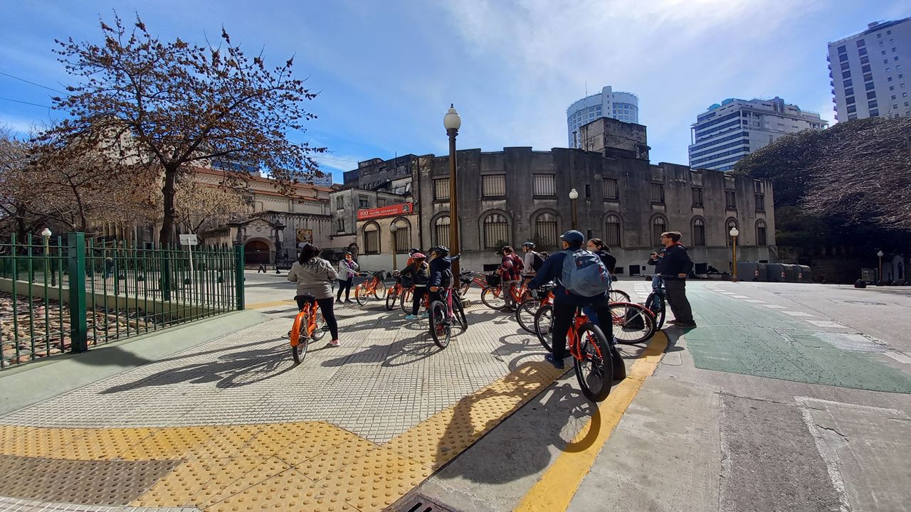 Tour En Bicicleta Migrantes Y Degustación De Comida Peruana (3)